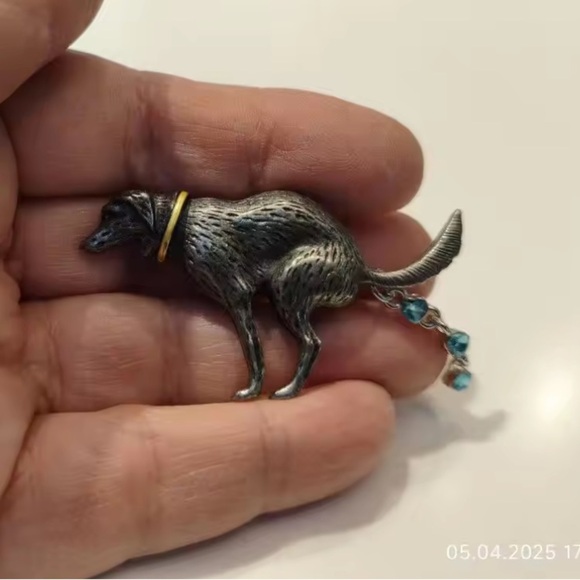 Pooping Dog Crystal Brooch - Picture 7 of 8